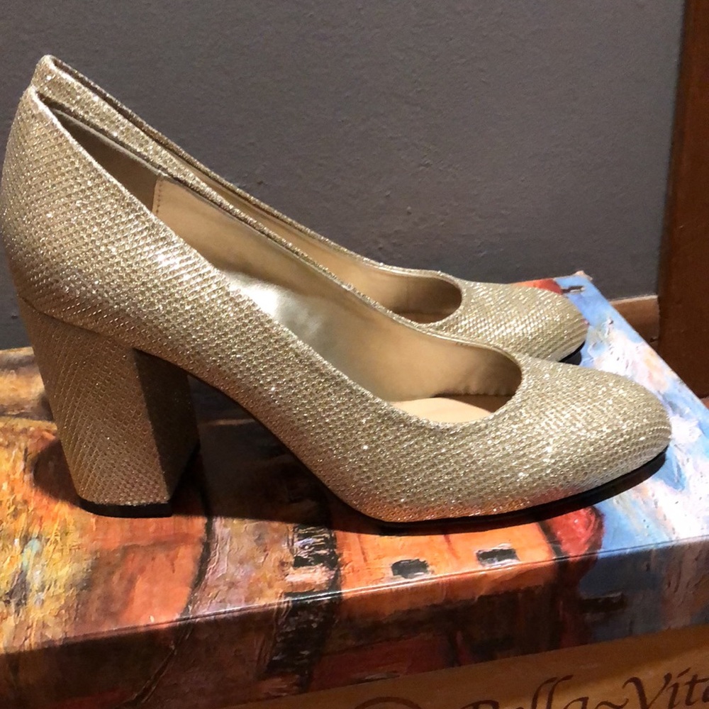 BRAND NEW WOMAN’S GOLD GLITTER BELLA VITA HIGH HEELS SIZE 7! NIB 🔥🔥🔥🔥🔥 - Picture 4 of 6
